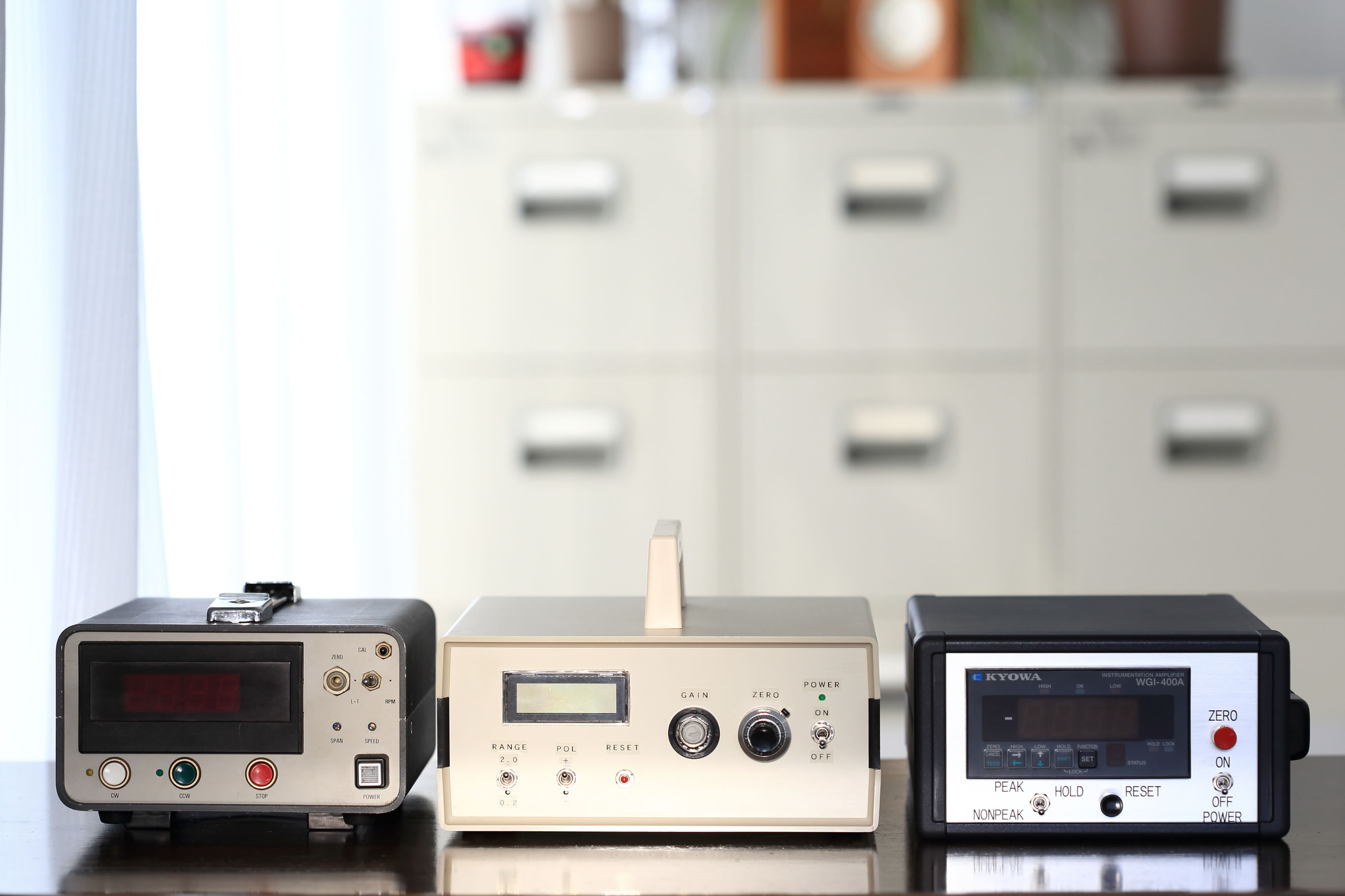 イメージ写真としてひずみゲージ，エンコーダ工業部品